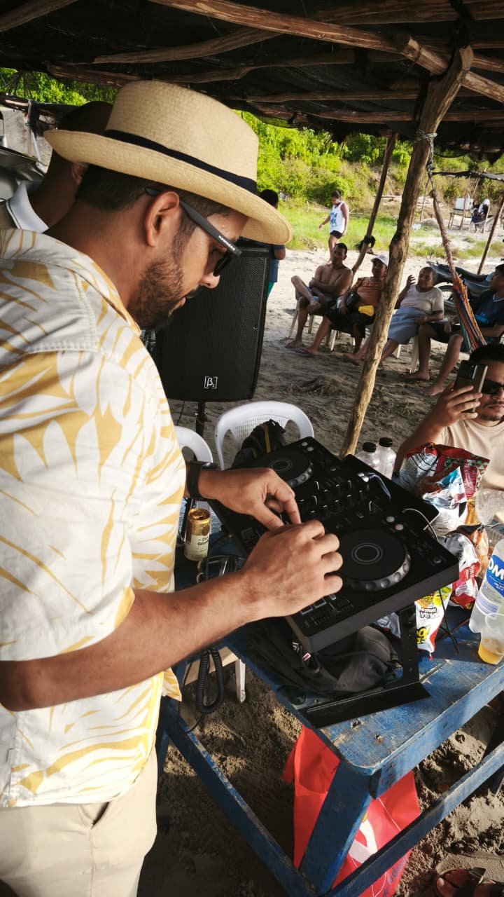 Diego Quest DJ tocando en la playa con público