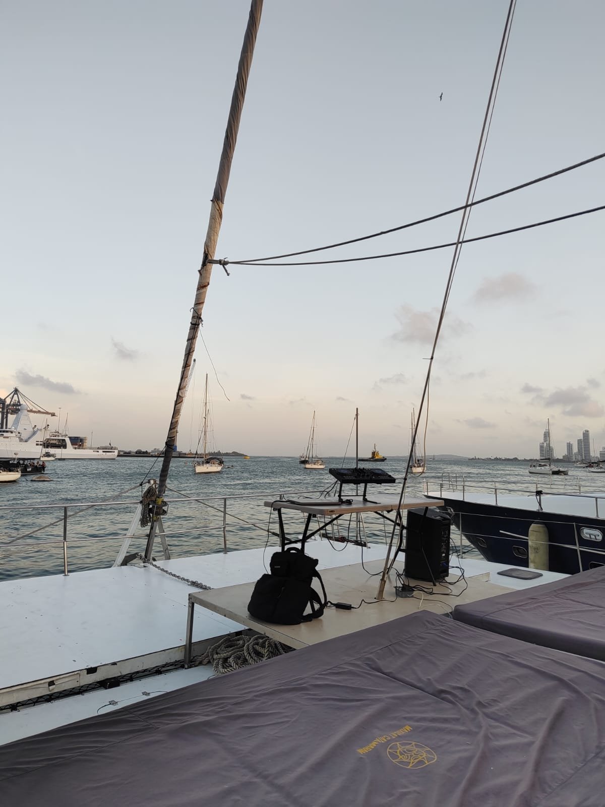 Setup DJ a bordo del catamarán Maxicat