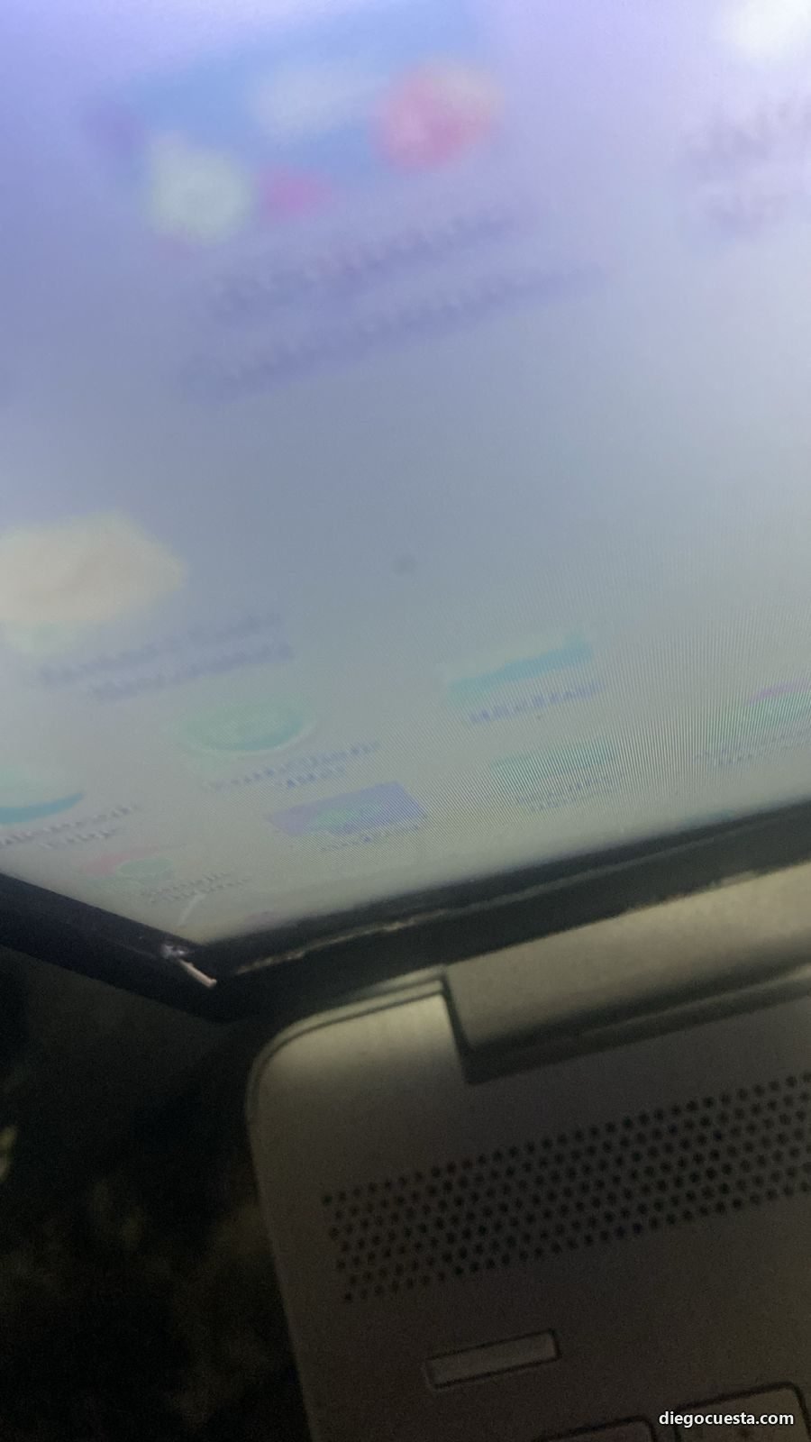 Daño en la carcasa superior y borde de la pantalla del HP 15-dw1053la